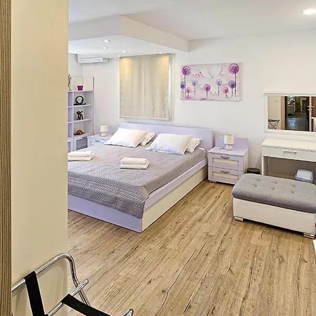 Lovely In With Kitchen Holiday home *